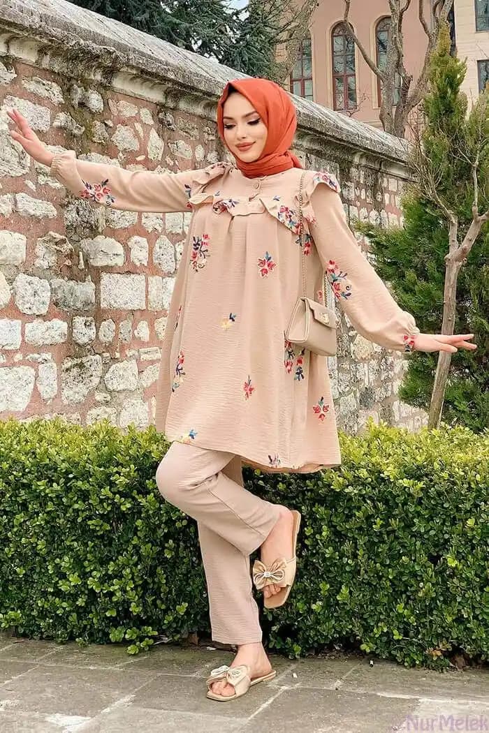 Gençler İçin Modern ve Rahat Tesettür Tunik Modelleri Trendleri ve Kombin Önerileri