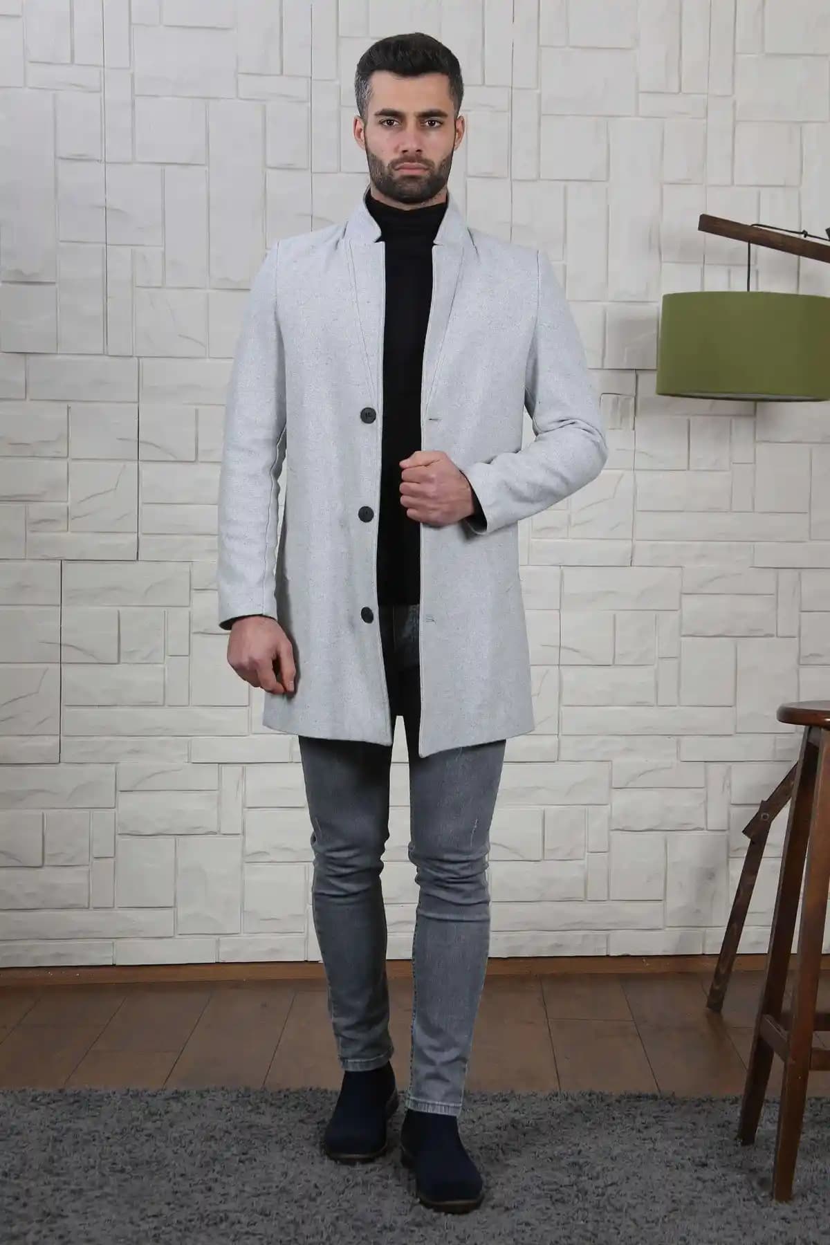 Gri Erkek Kabanları: Kış Aylarında Şıklık ve Fonksiyonellik İçin En İyi Seçenekler