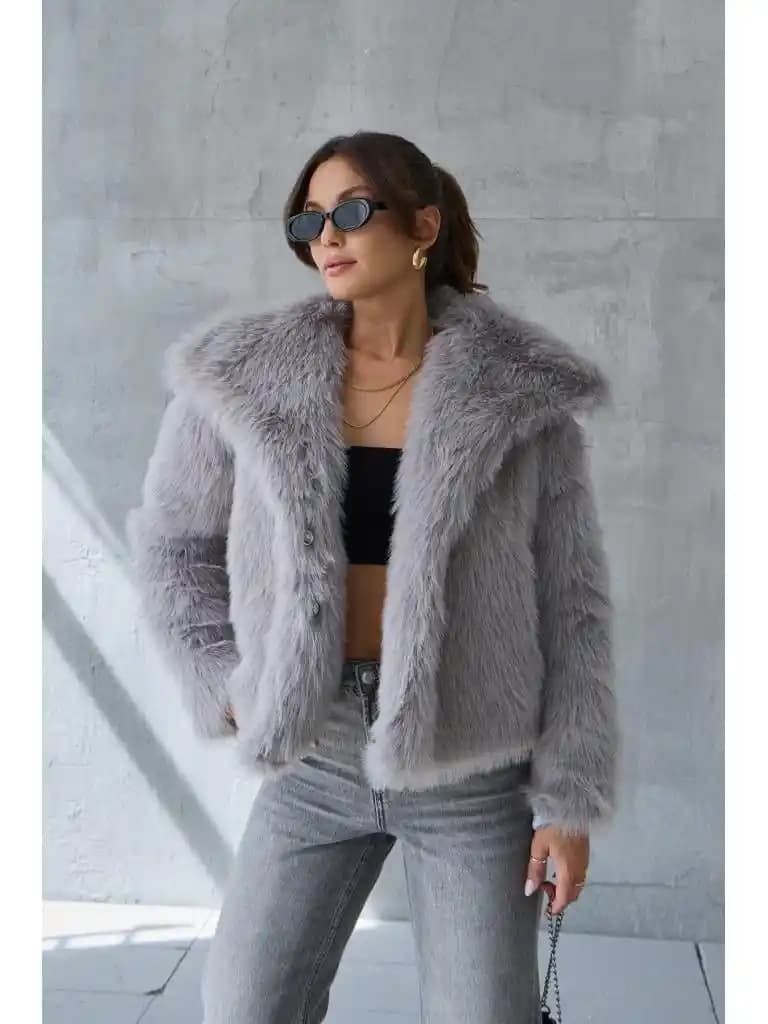 Gri Kürk Modasında Zarafet ve Fonksiyonelliğin Modern Yansıması