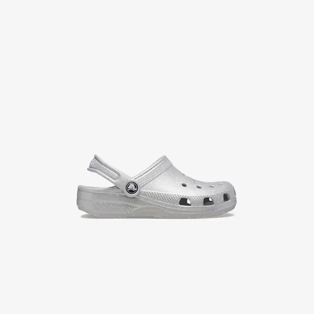 Gri Simli Crocs ile Güncel Moda Trendlerini Yakından Tanıyın ve Stil İpuçları Edinin