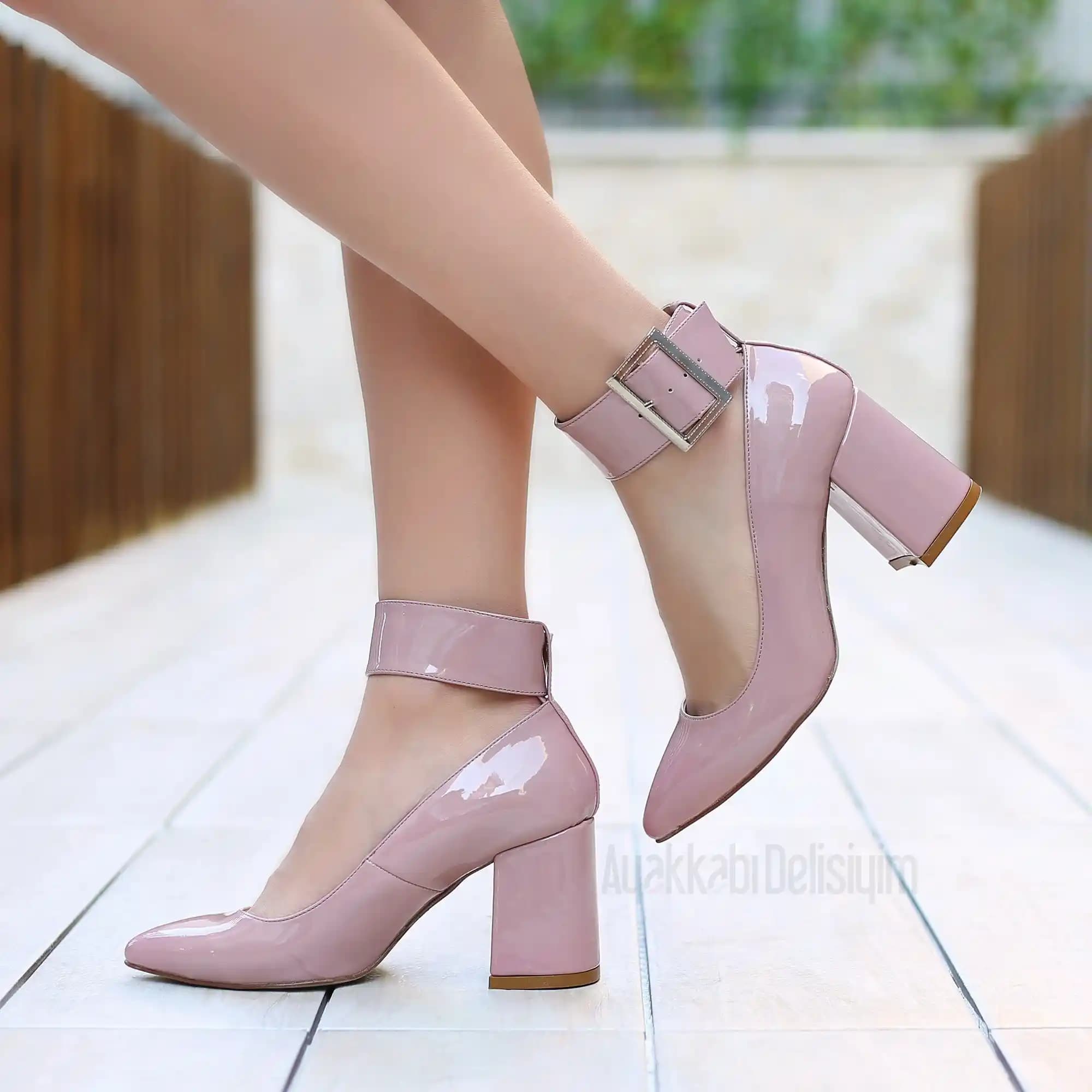 Gül Kurusu Ayakkabılar: Zarif ve Şık Moda Trendleri ve Kombinasyon İpuçları