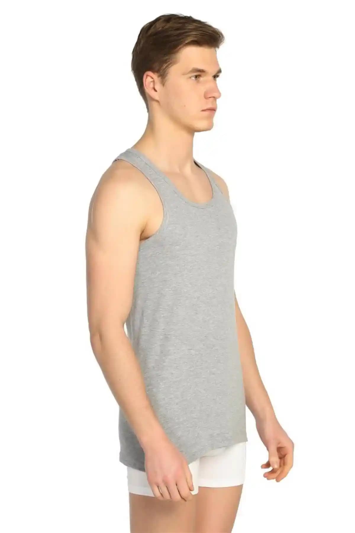 Gümüş Atlet Erkek Modasında Şıklık ve Konforun Buluştuğu Trend Parça