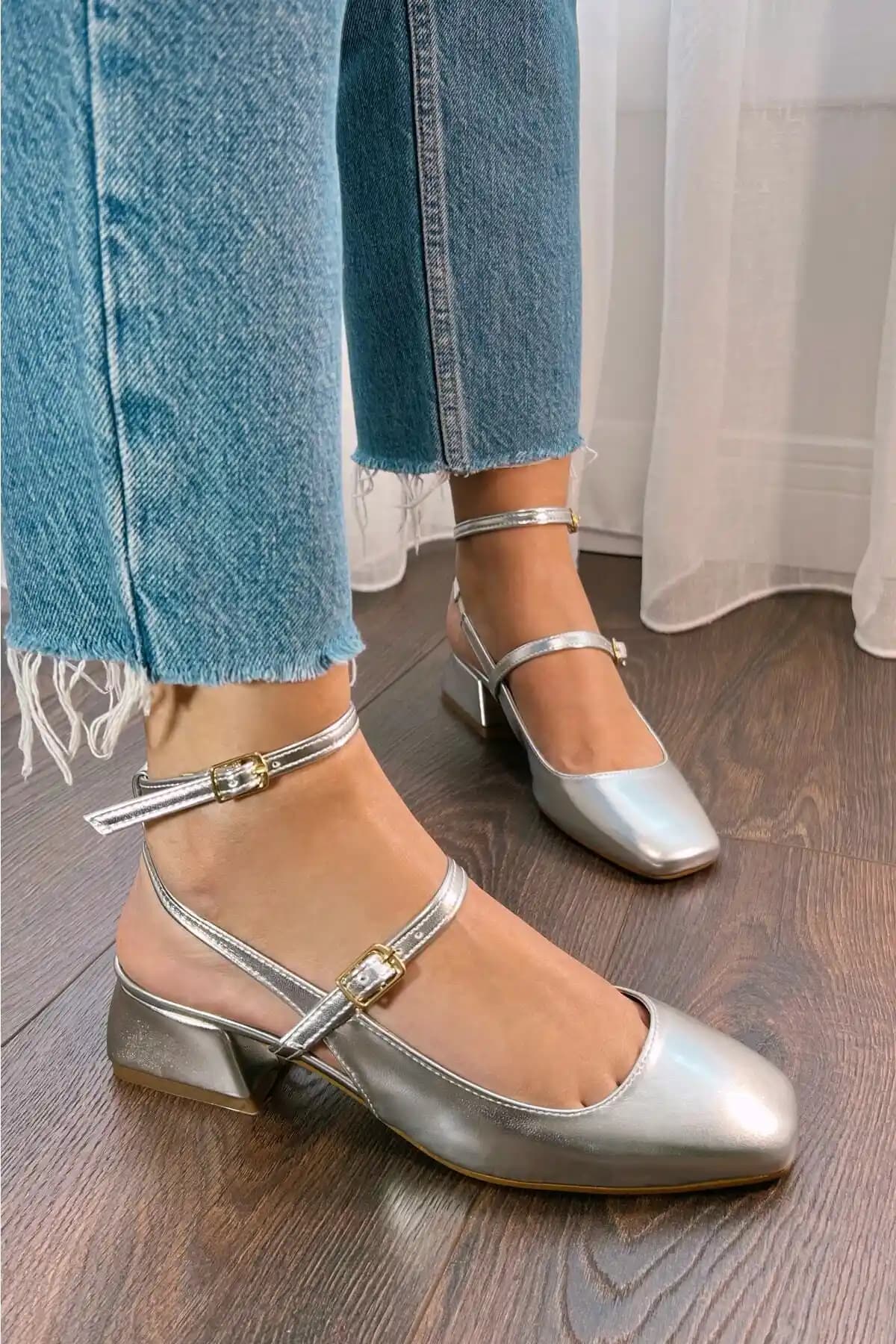 Gümüş Gri Ayakkabılar: Moda Trendleri ve Kombinasyon Önerileriyle Şıklık Yaratın