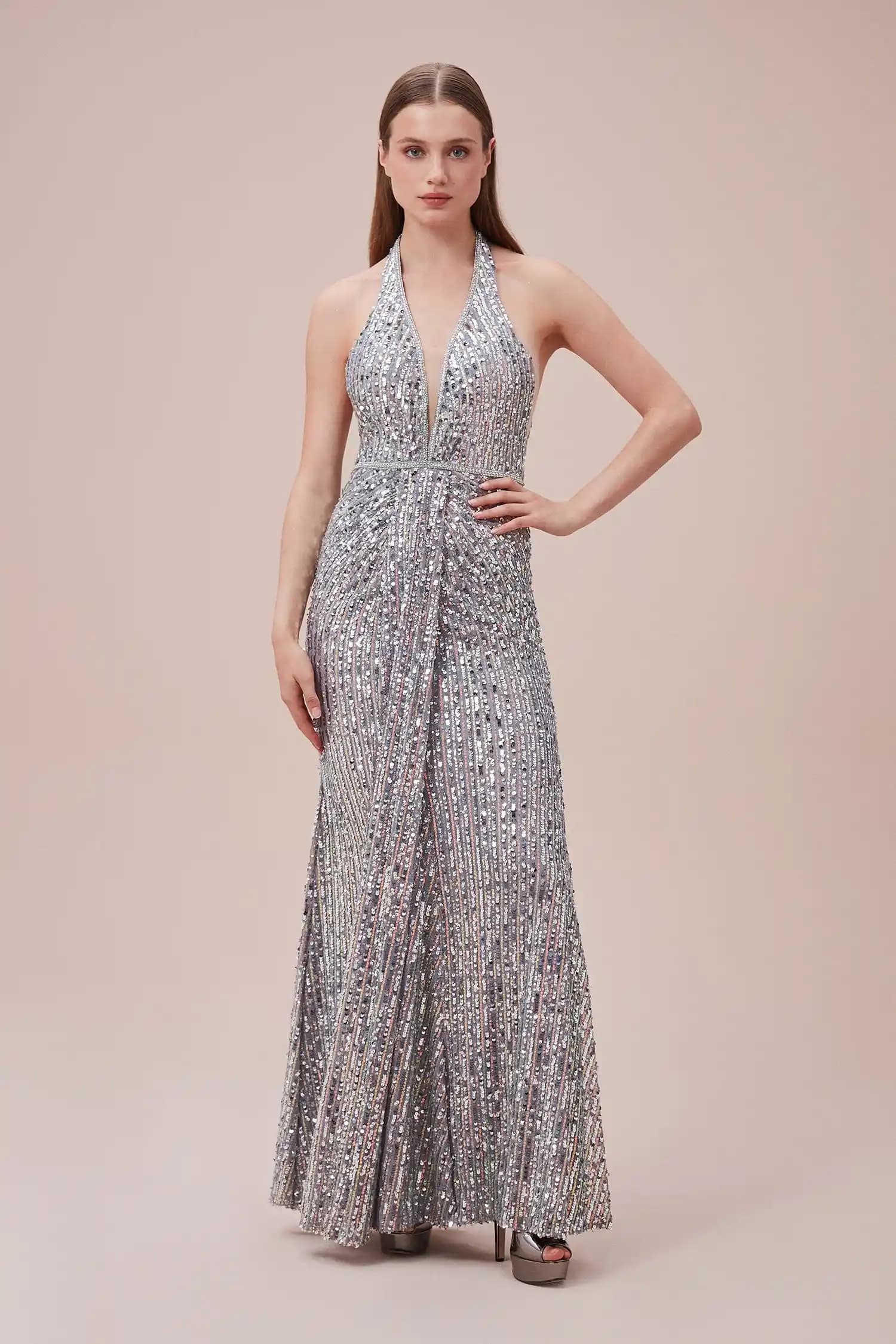 Gümüş Rengi Abiyeler: Zarafet ve Şıklığın Modern ve Zamansız Temsilcisi