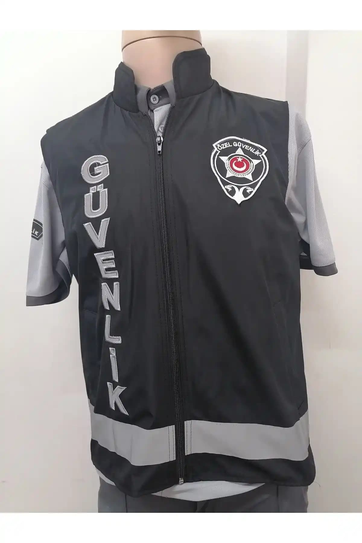Güvenlik Yeleği: Günümüzde Güvenlik ve Görünürlüğü Artıran Önemli Giyim Parçası