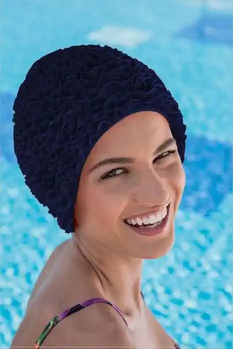 Havuz Bone: Fonksiyonel ve Şık Giyim Aksesuarlarıyla Yaz Modası Trendleri