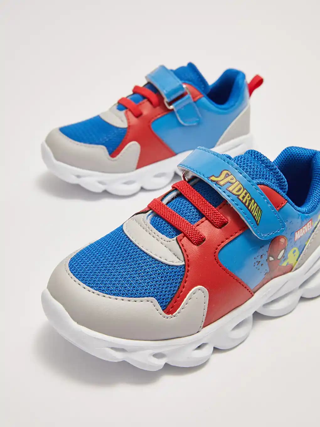 Işıklı Spiderman Ayakkabıları: Çocuklar ve Gençler İçin Trend ve Eğlenceli Seçenekler