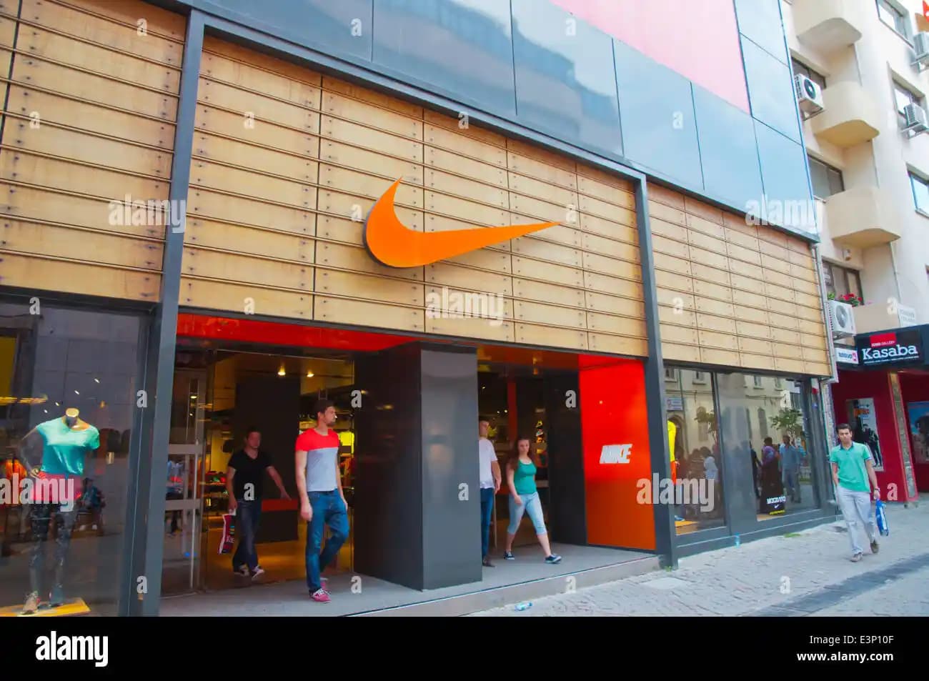 İzmir Nike Outletlerde Uygun Fiyatlı Spor ve Günlük Giyim Alışverişi Rehberi