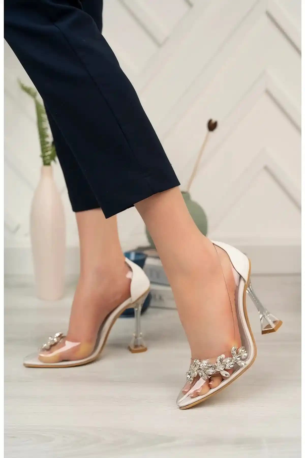 Kadeh Topuklu Ayakkabılar: Zarafet ve Şıklığın Modern Tasarımı ve Stil İpuçları