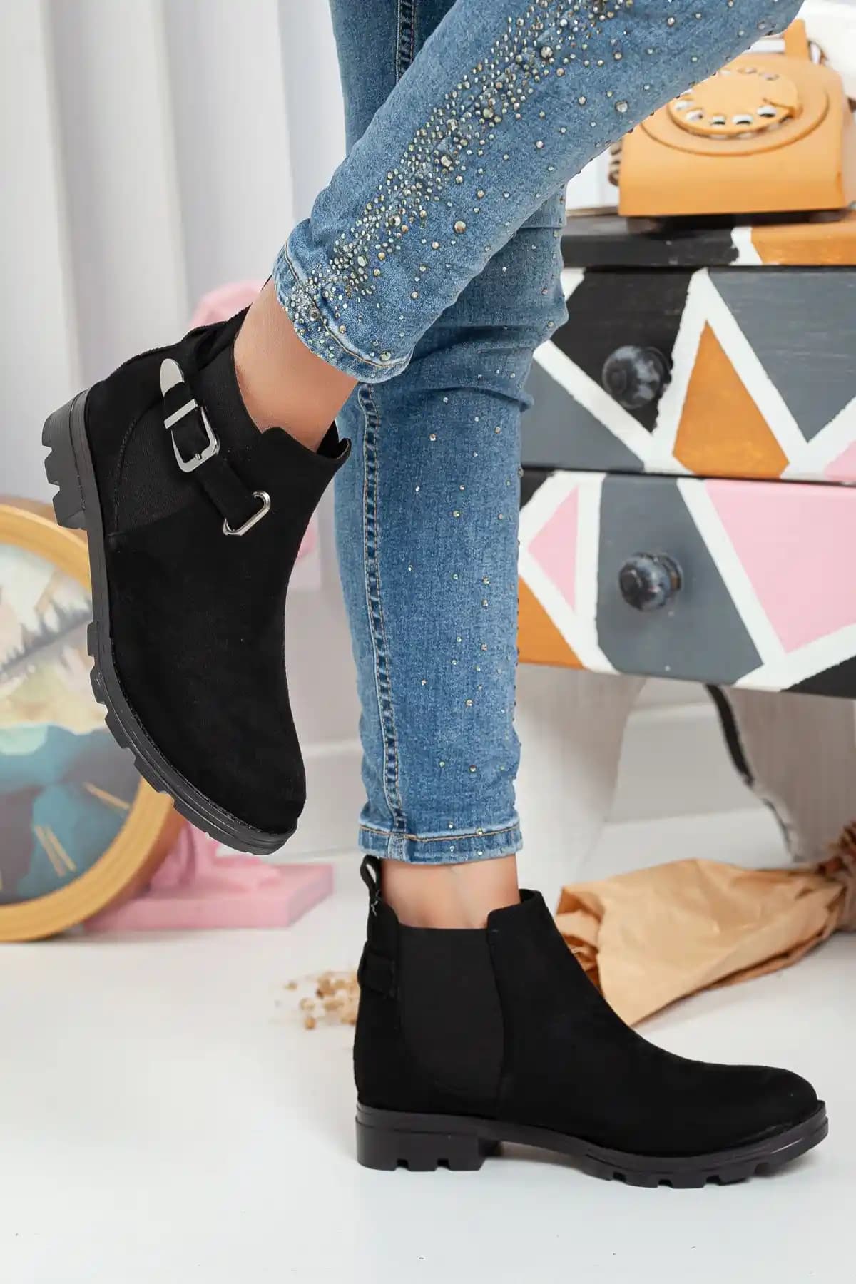 Kadın Kısa Bot Modası 2023: Şıklık ve İşlevselliğin Uyumlu Kombinasyonu