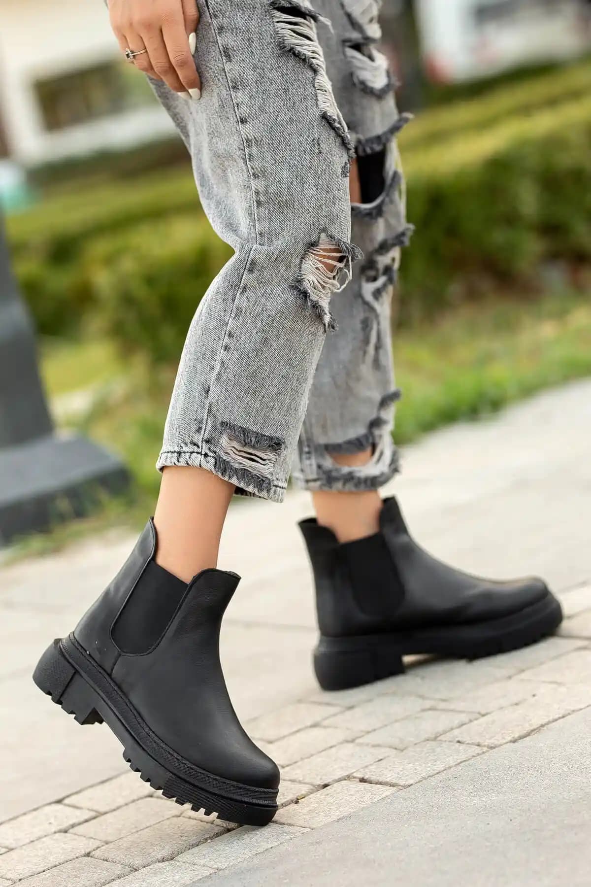 Kadın Kısa Bot Modelleri ve Kombin İpuçlarıyla Stilinizde Fark Yaratın