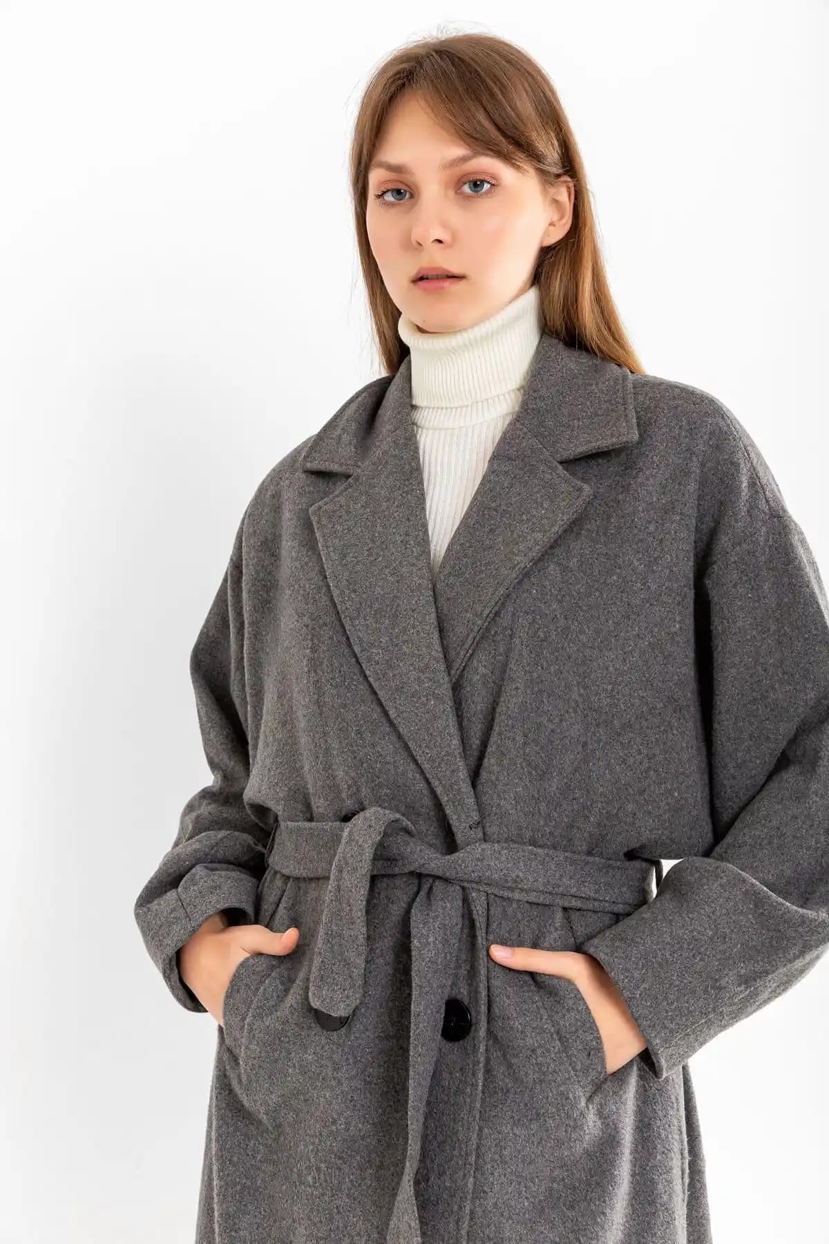Kadın Oversize Kabanlar: Rahat ve Şık Kış Modası Trendleri ve Stil Önerileri