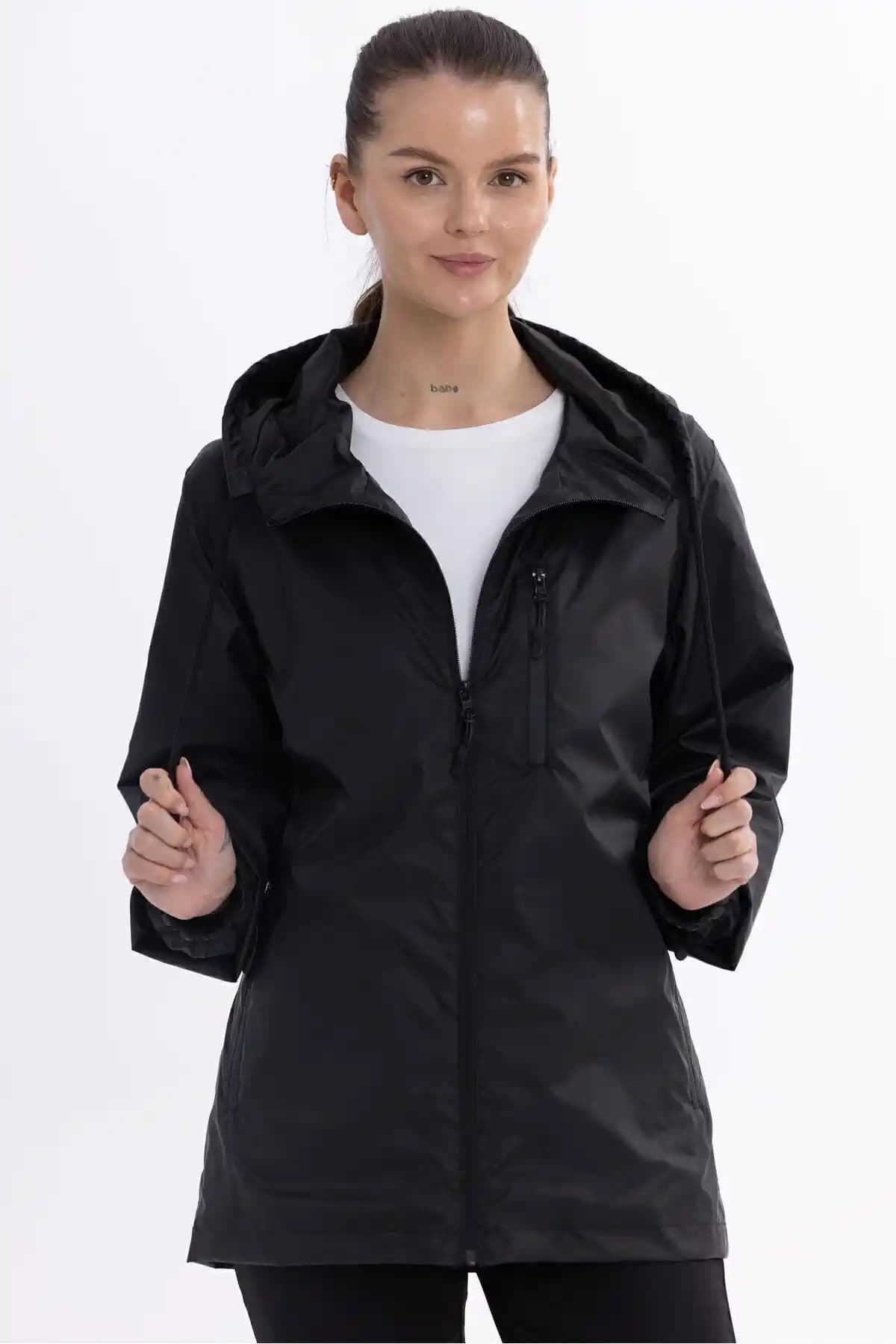 Kadın Rüzgarlık ve Yağmurluk Seçenekleri: Şıklık ve Koruma Bir Arada