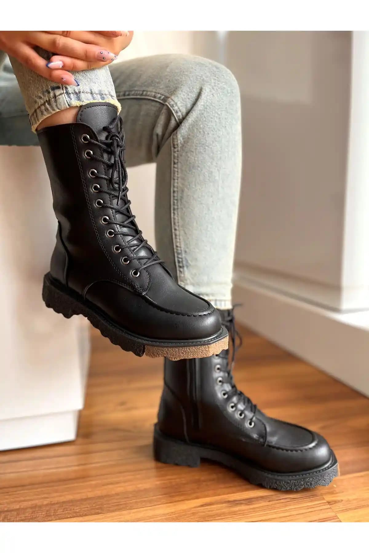 Kadın Siyah Bağcıklı Botlar: Şıklık ve Konforu Bir Arada Sunan Ayakkabı Seçenekleri