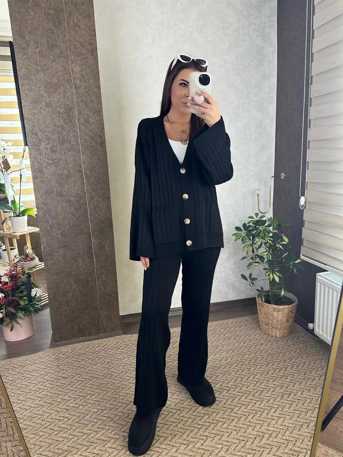 Kadın Siyah Takım: Zarafet ve Şıklığın Modern ve Zamansız Temsilcisi