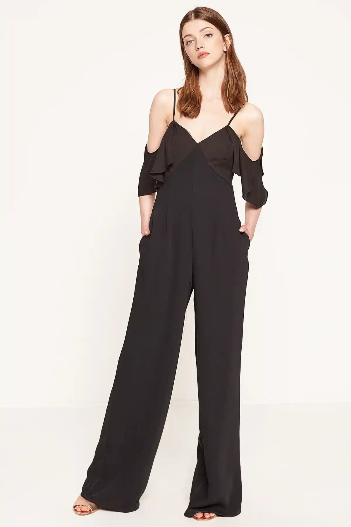 Kadın Siyah Tulum Modası: Şıklık ve Asaletin Modern Yansıması