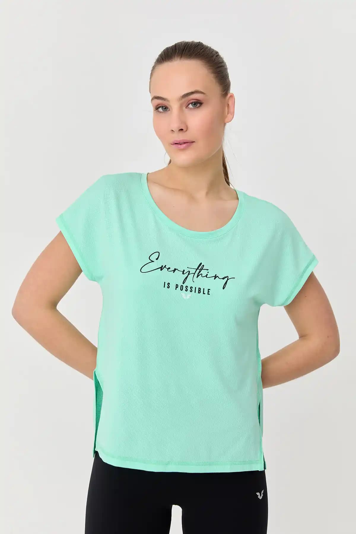 Kadın Tişörtleri: Güncel Moda Trendleri ve Stil İpuçlarıyla Şıklık ve Rahatlık