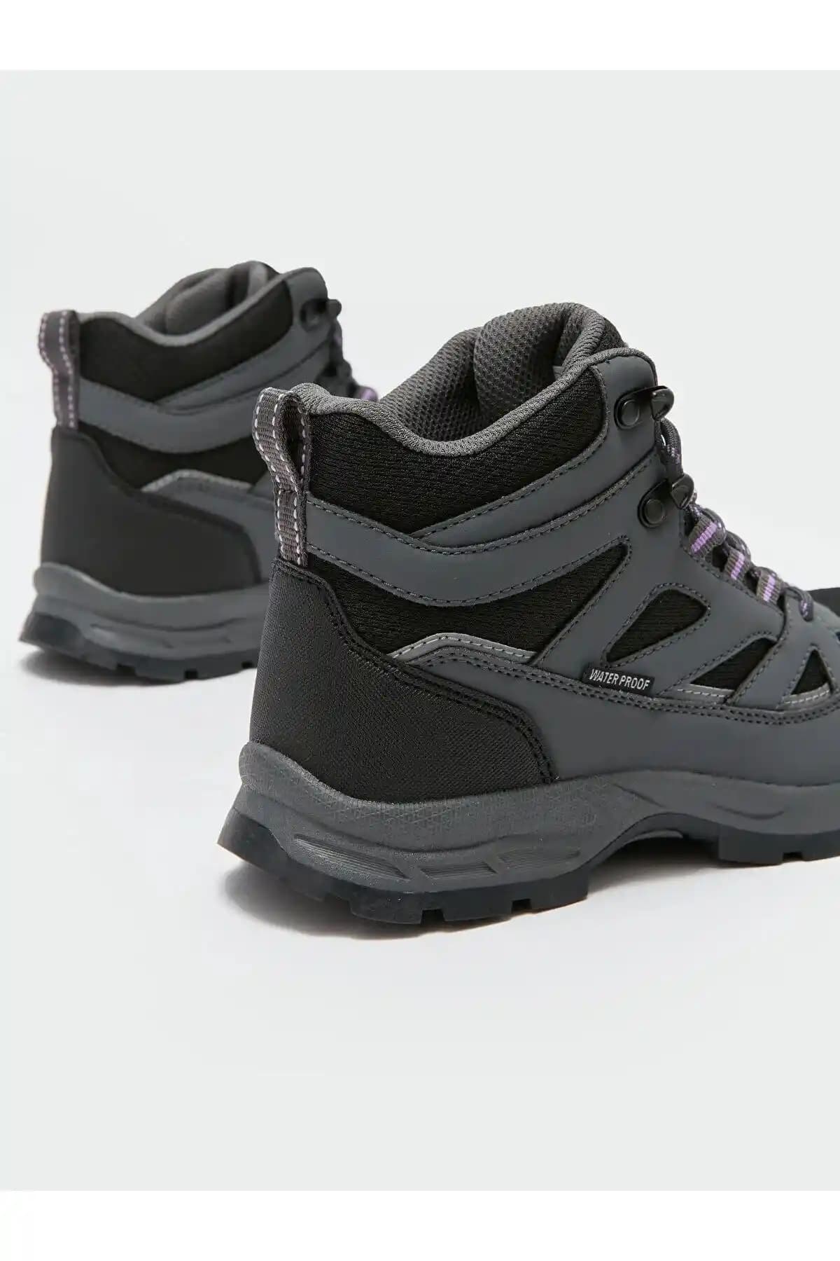 Kadın Trekking Botları: Doğa Şıklığı ve Konforunu Bir Arada Sunan Seçenekler