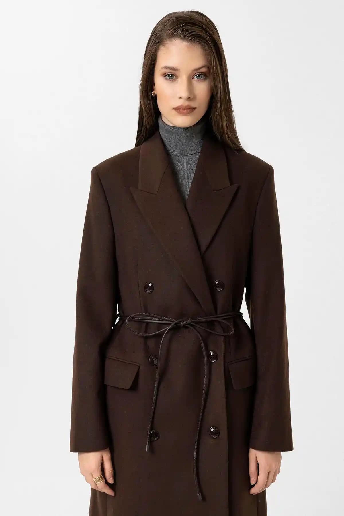 Kahve Kabanları: Günümüz Modasında Çok Yönlü ve Şık Bir Giyim Parçası