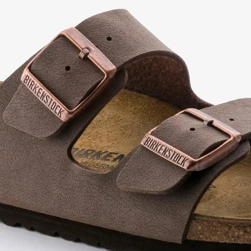 Kahverengi Birkenstock Terlikler: Şıklık ve Konforun Mükemmel Buluşması