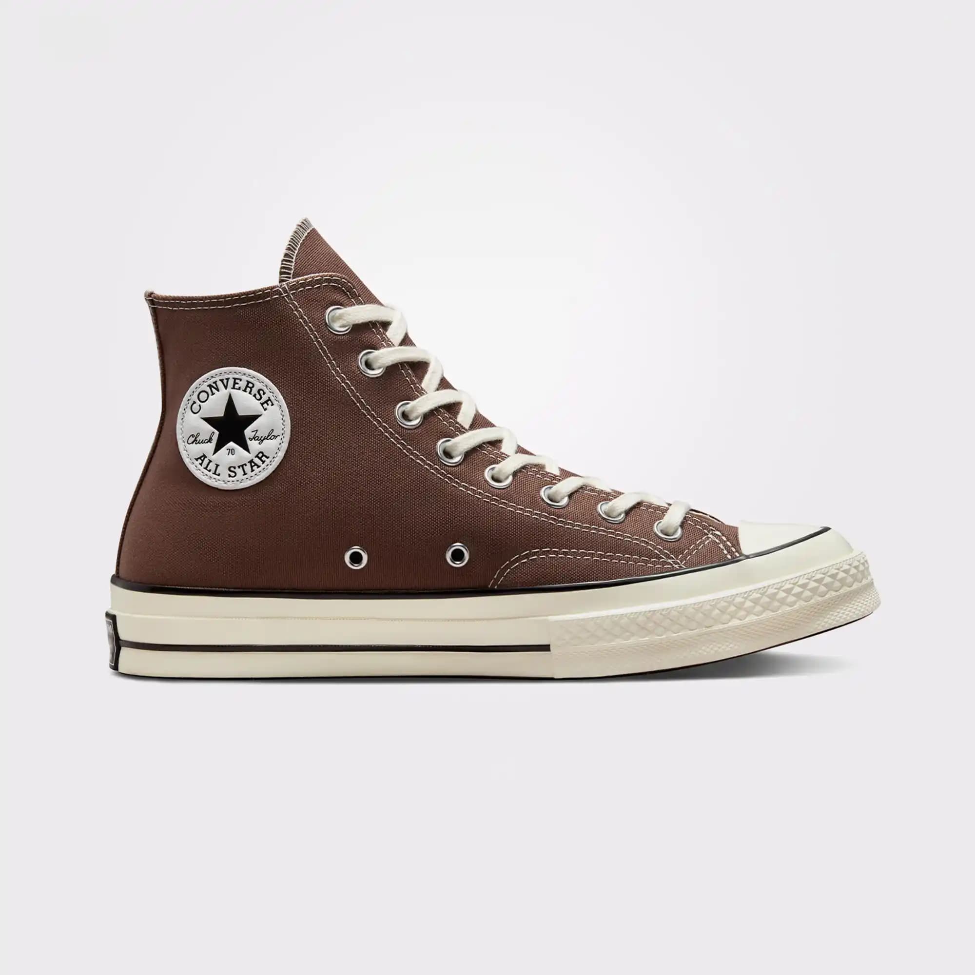 Kahverengi Converse ile Şıklık ve Rahatlığın Modern Buluşması