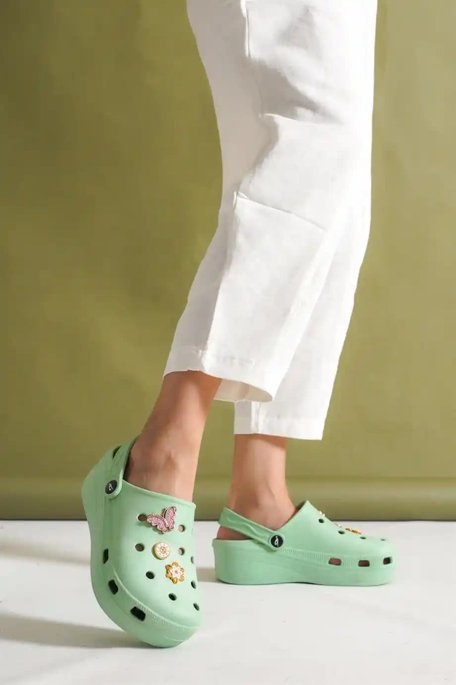 Kalın Tabanlı Crocs: Konfor ve Şıklığı Bir Arada Sunan Modern Ayakkabı Trendleri