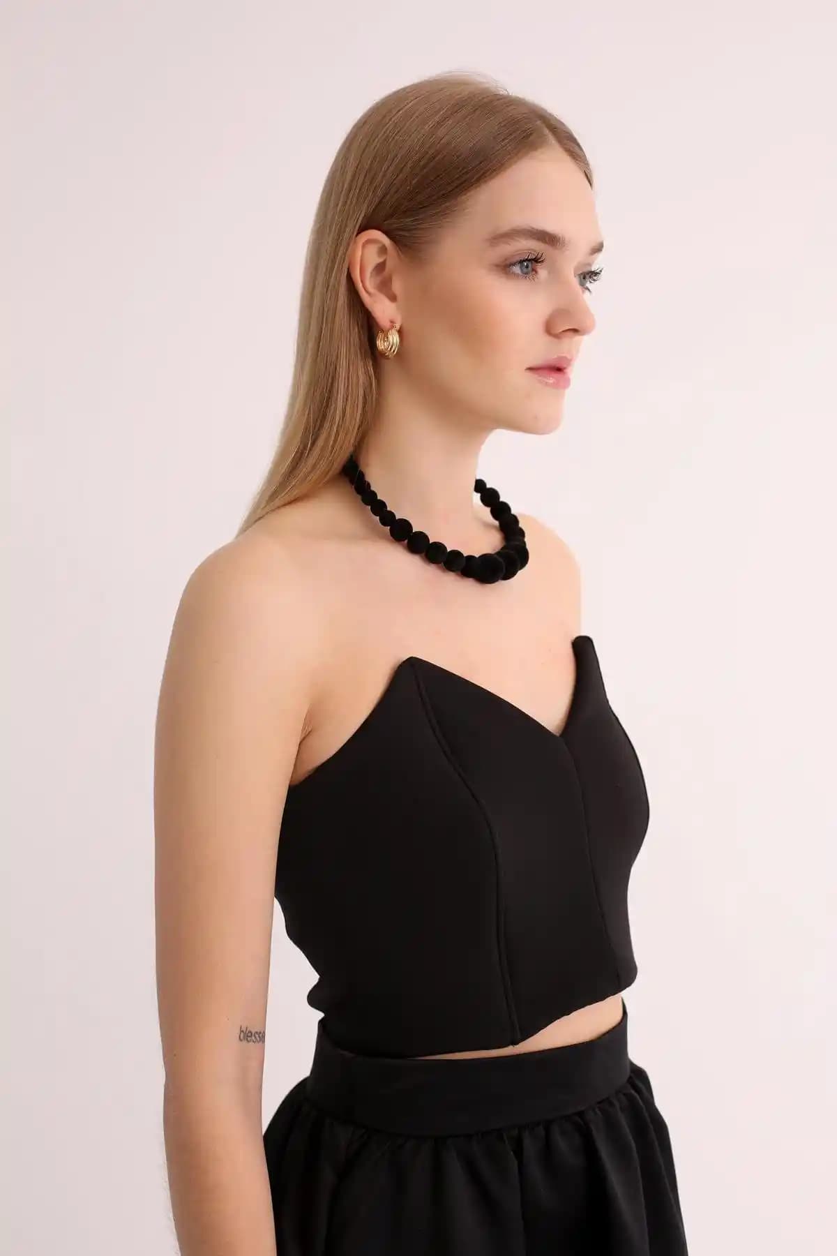 Kalp Yaka Büstiyer Nedir? Moda Trendleri ve Kombinasyon Önerileri