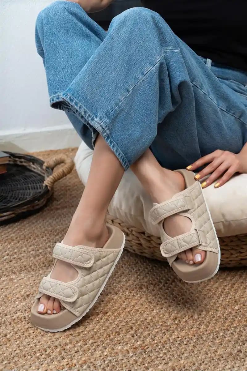 Kapitone Terlik Nedir ve Moda Dünyasında Şıklık ile Konforun Buluştuğu Trend