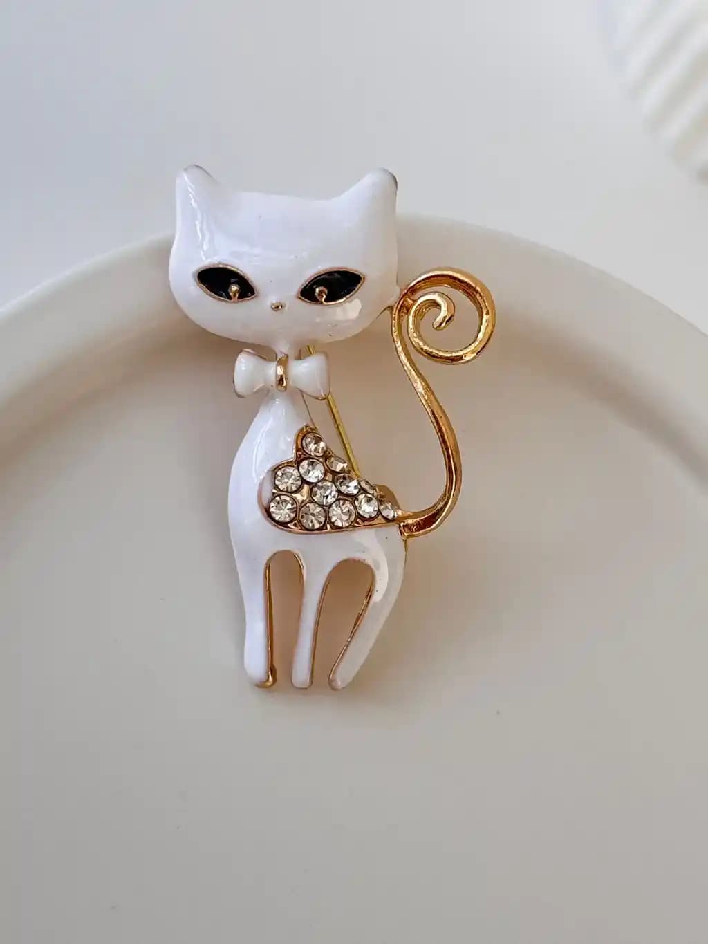 Kedi Broşları ile Tarzınıza Sevimli ve Şık Bir Dokunuş Katın