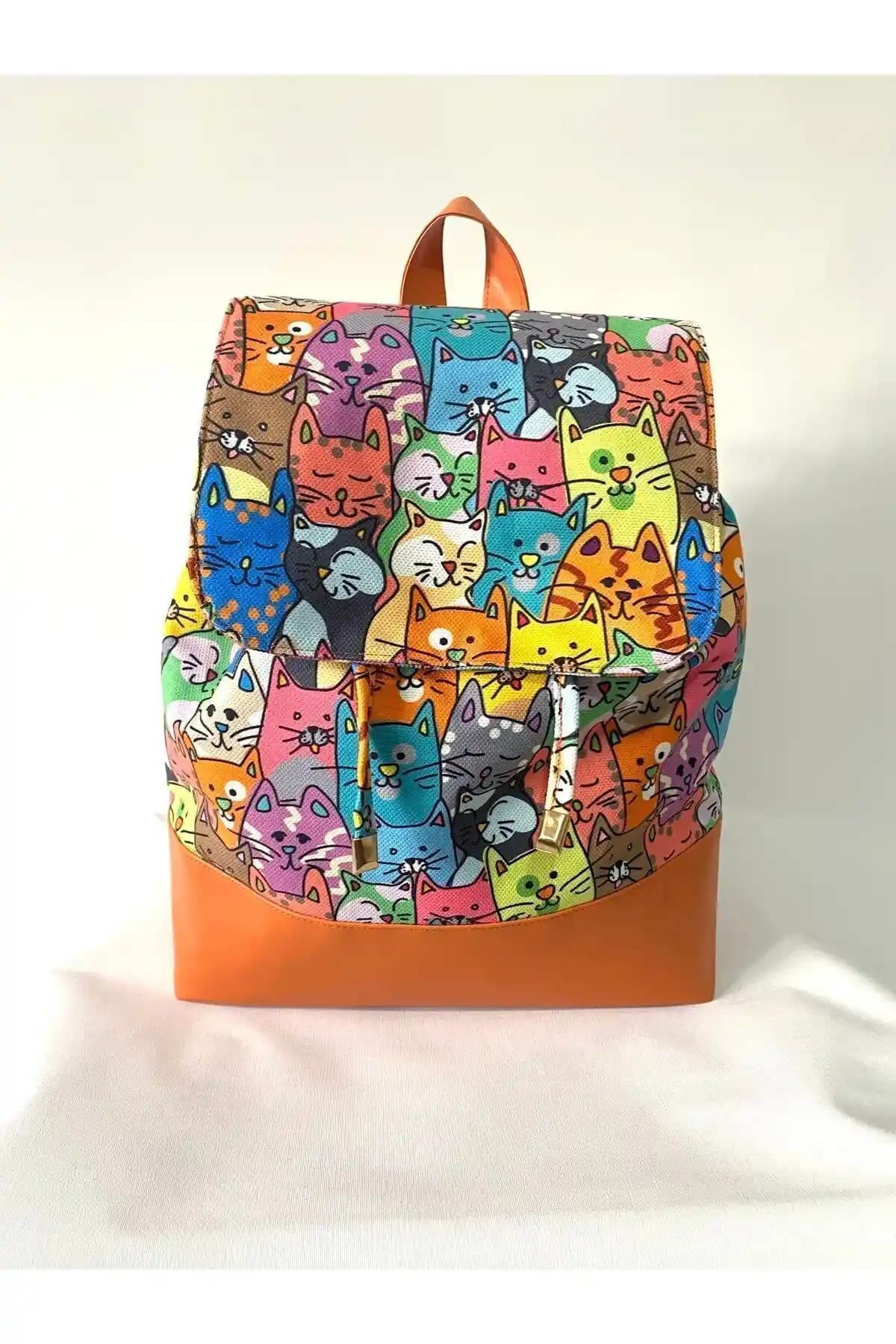 Kedili Sırt Çantaları: Moda ve Fonksiyonelliğin Birlikte Sunulduğu Sevimli Tasarımlar