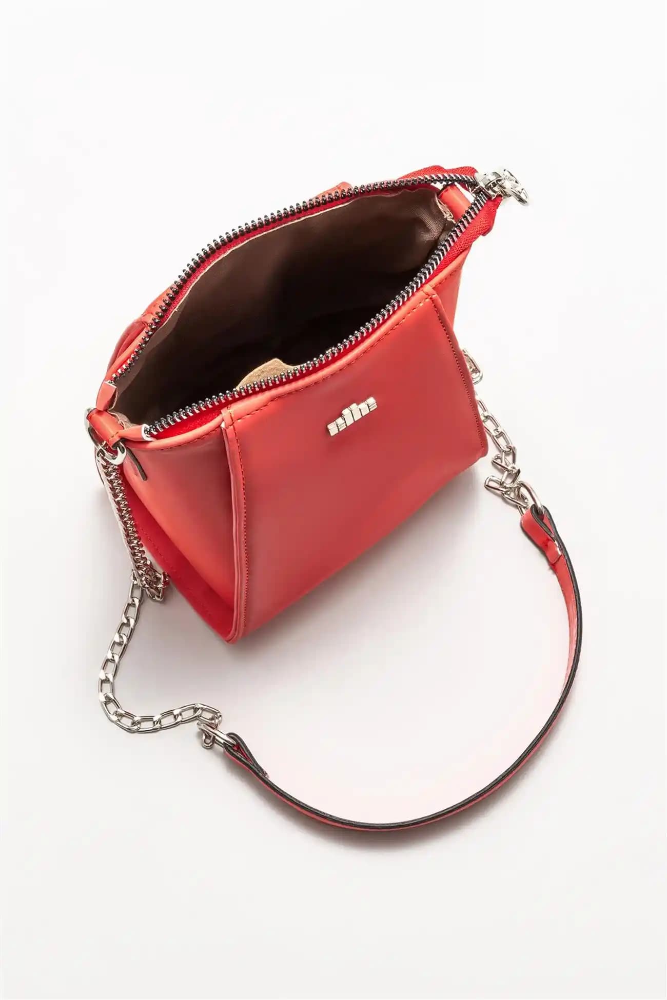 Kırmızı Çapraz Çanta: Modanın En Şık ve Kullanışlı Aksesuar Seçeneği