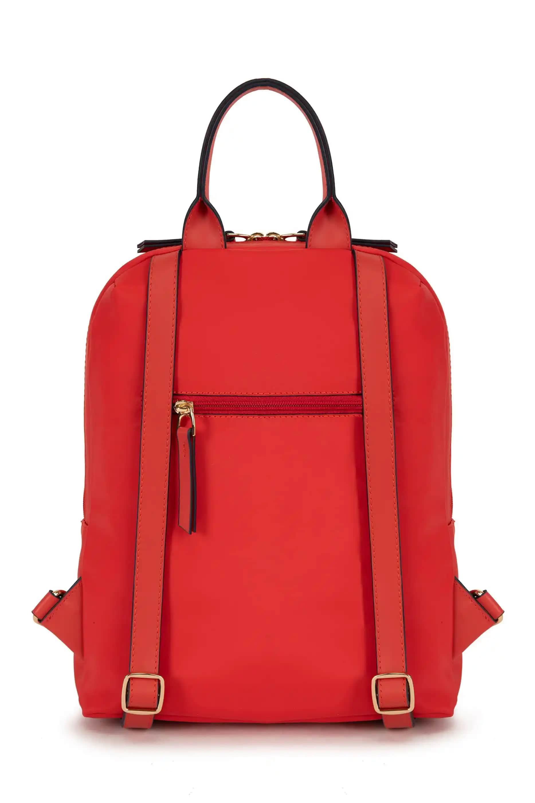 Kırmızı Sırt Çantası Modada Cesur ve Şık Bir Detay Olmanın Anahtarı