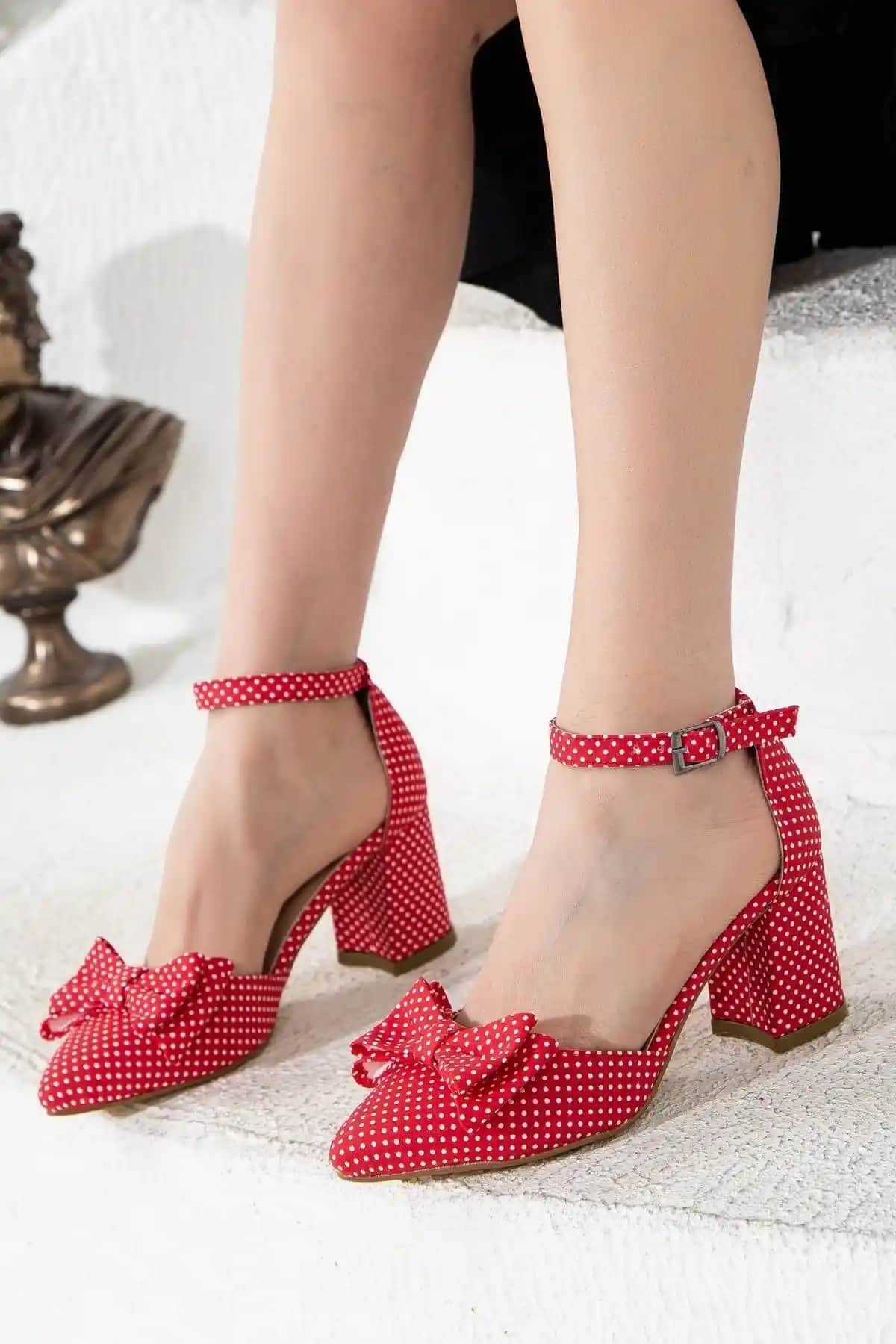 Kırmızı Yazlık Ayakkabılar: Yaz Modasında Renkli ve Şık Seçenekler