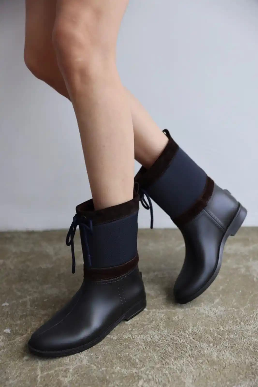 Kısa Yağmur Botlarıyla Şıklık ve İşlevselliğin Buluştuğu Günümüz Trendleri