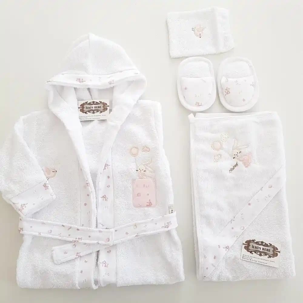 Kız Bornozları: Konfor ve Şıklık Sunan Modern Ev Giyim Parçası