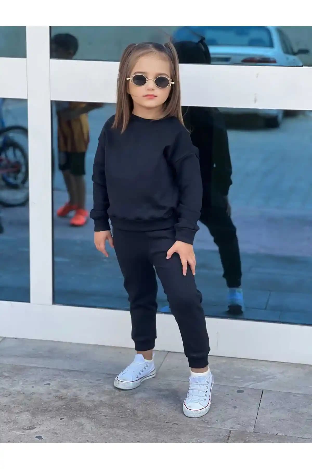 Kız Çocuk Alt Üst Takımlarında Güncel Trendler ve Moda Seçenekleri