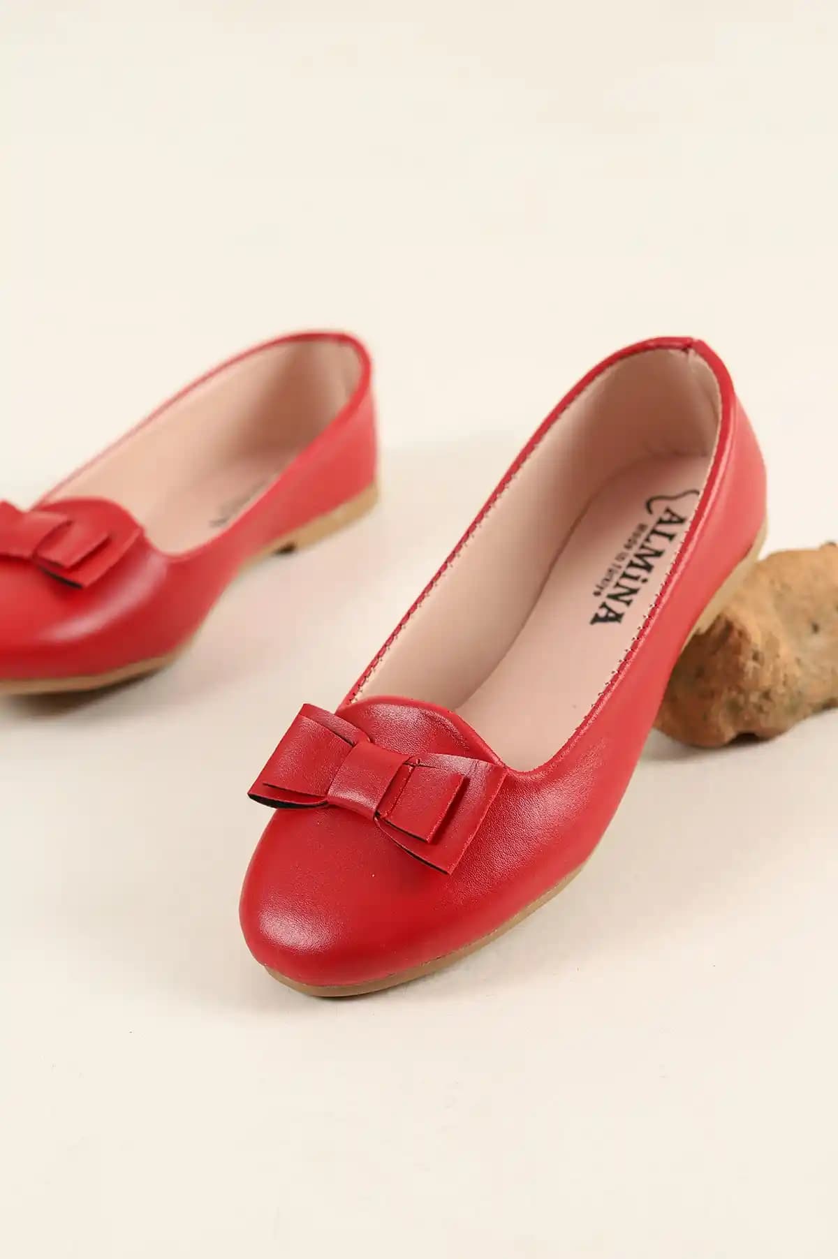 Kız Çocuk Kırmızı Babet Modelleri: Şıklık ve Konfor Sunan Trend Ayakkabılar