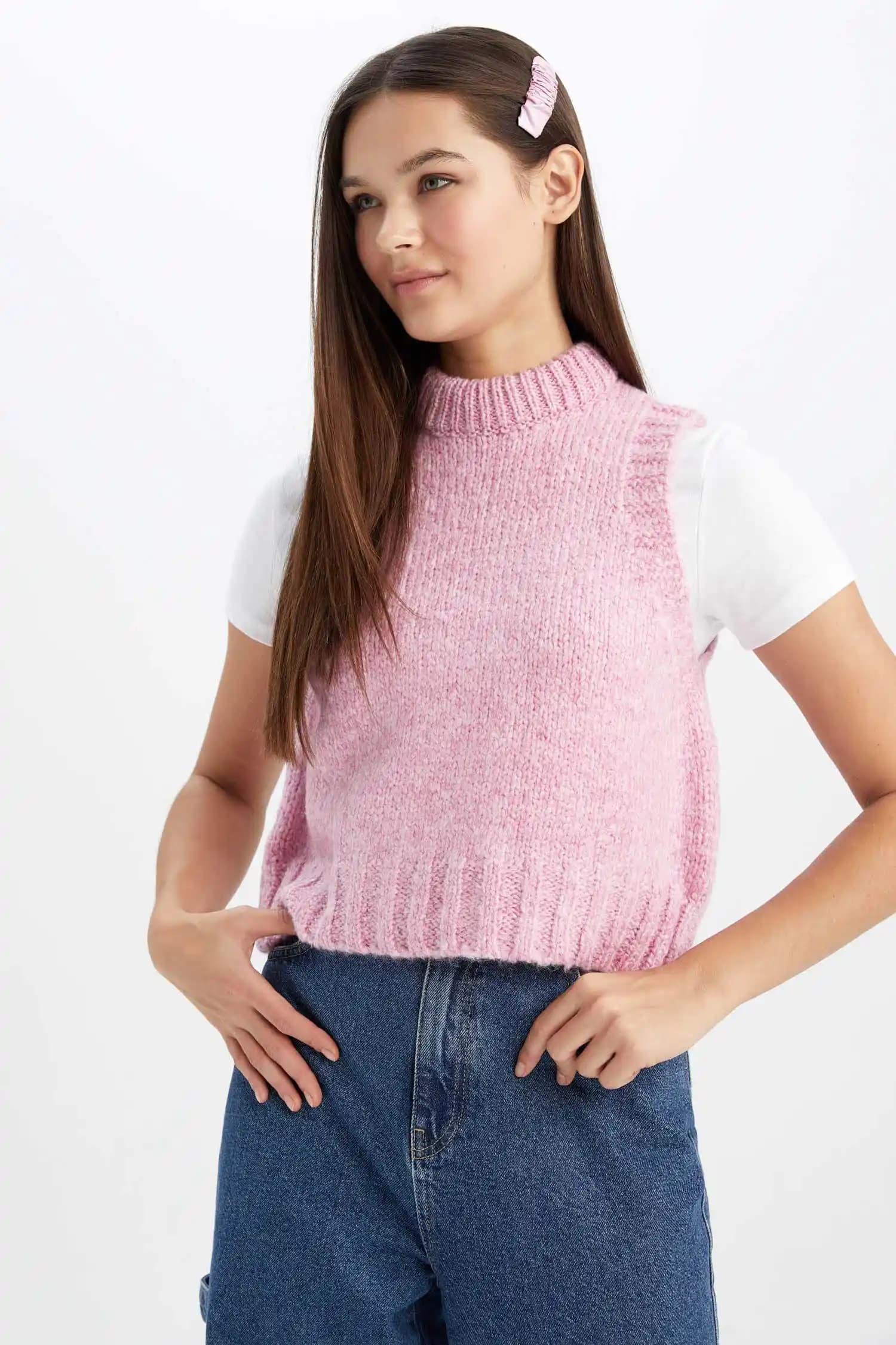 Kolsuz Süveterler: Şıklık ve Rahatlığı Bir Arada Sunan Moda Parçası