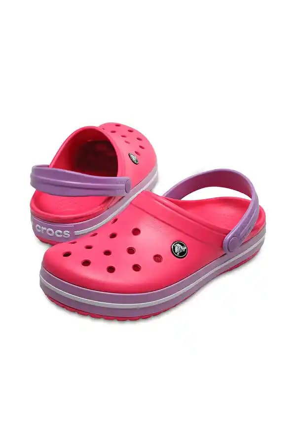 Koyu Pembe Crocs ile Günümüz Modasında Renklerin Gücü ve Tarzın Simgesi