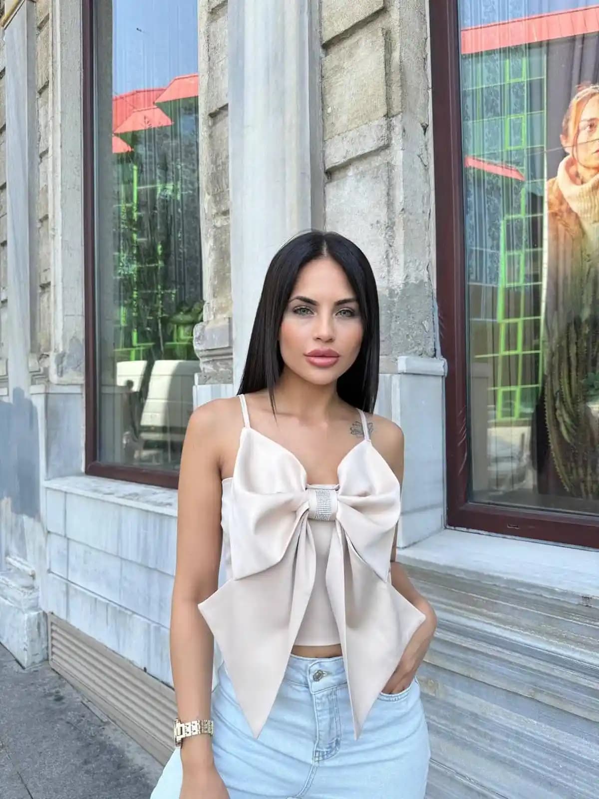 Krem Crop Modası ve Stil İpuçları: Güncel Trendler ve Kombin Önerileri