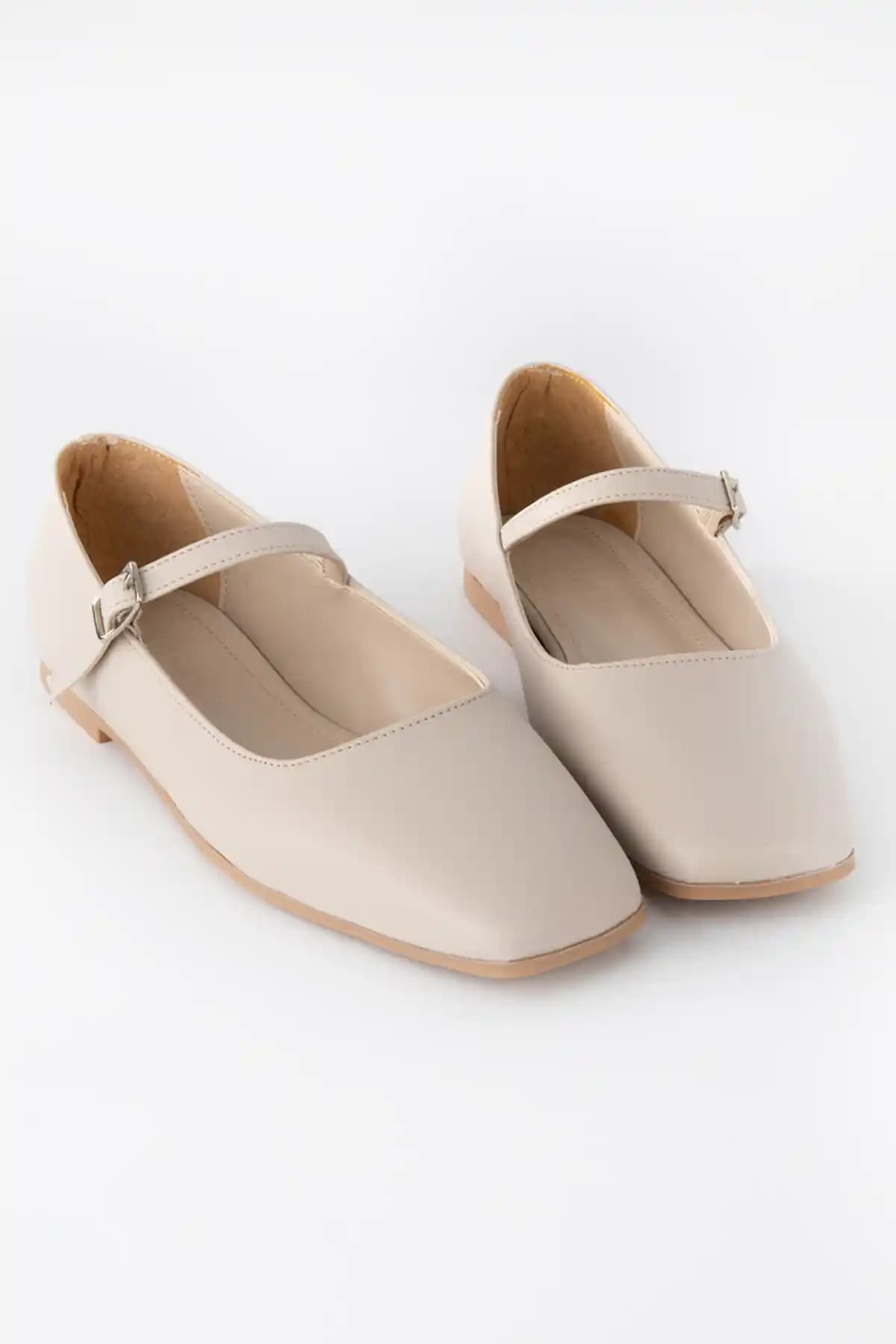 Krem Rengi Babetler: Şıklık ve Rahatlığı Bir Arada Sunan Zamansız Ayakkabılar