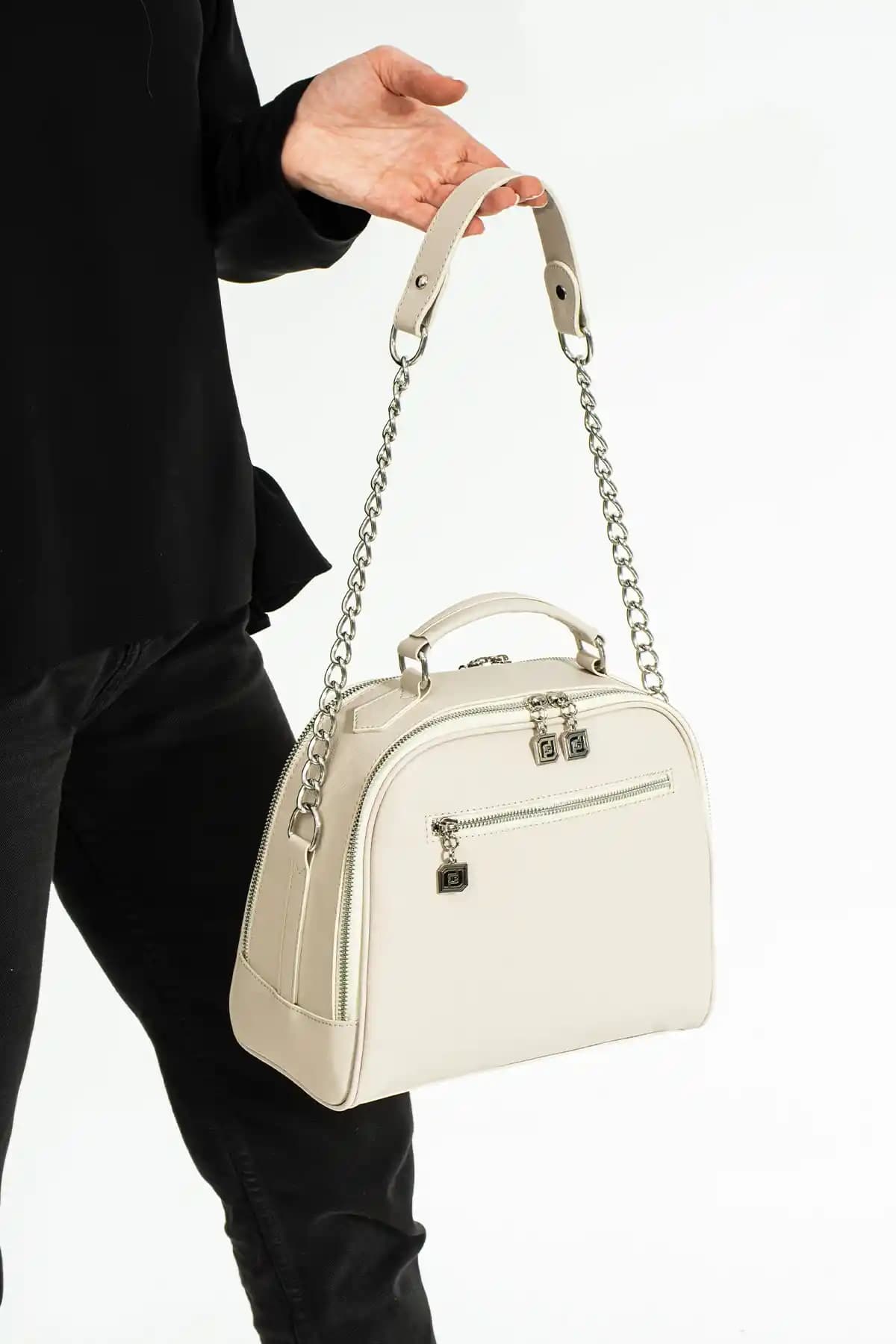 Krem Rengi Omuz Çantası: Şıklık ve Fonksiyonelliğin Modern Yansıması