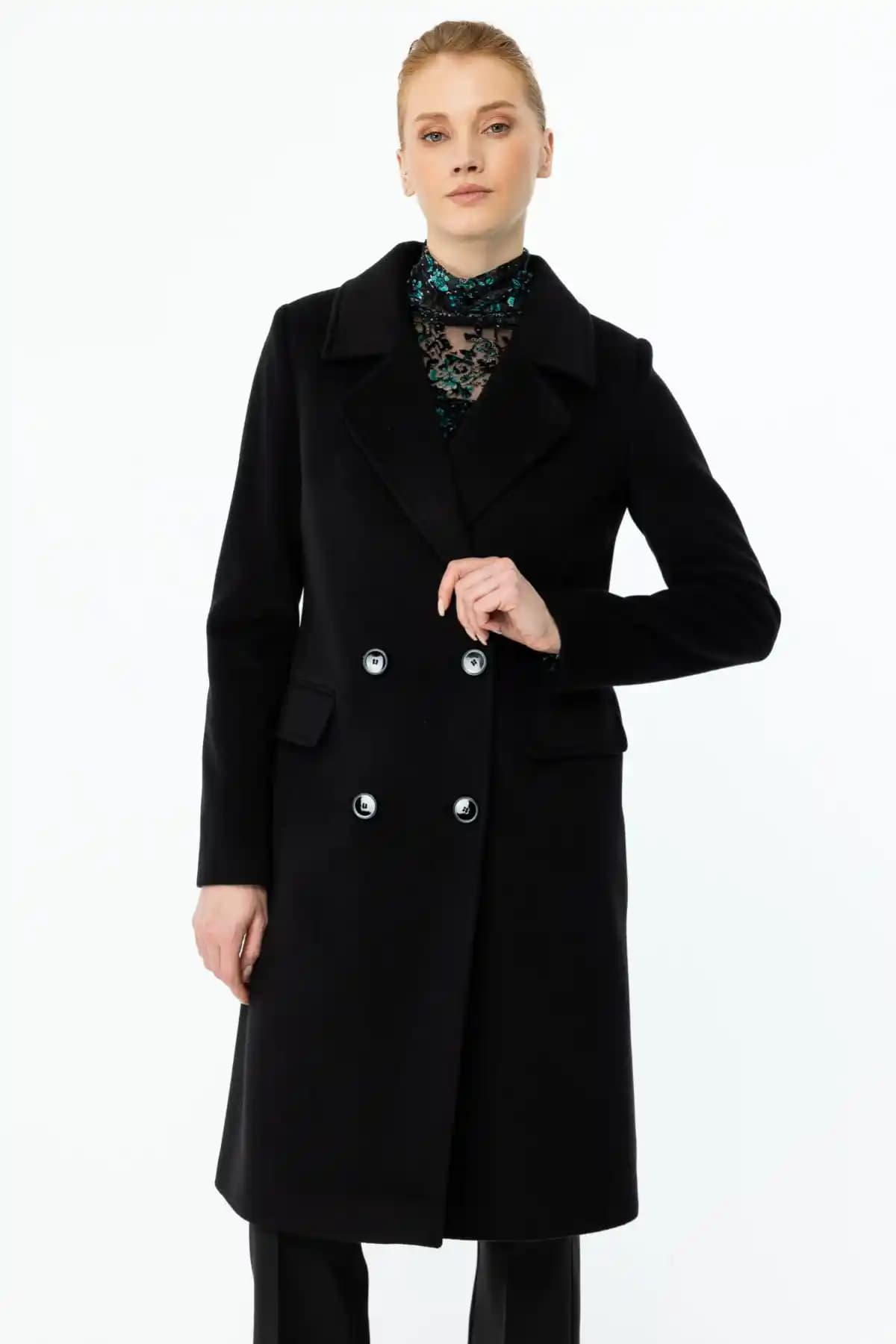 Kruvaze Yaka Kaşe Kaban: Kışın Şıklığını ve İşlevselliğini Bir Arada Sunar