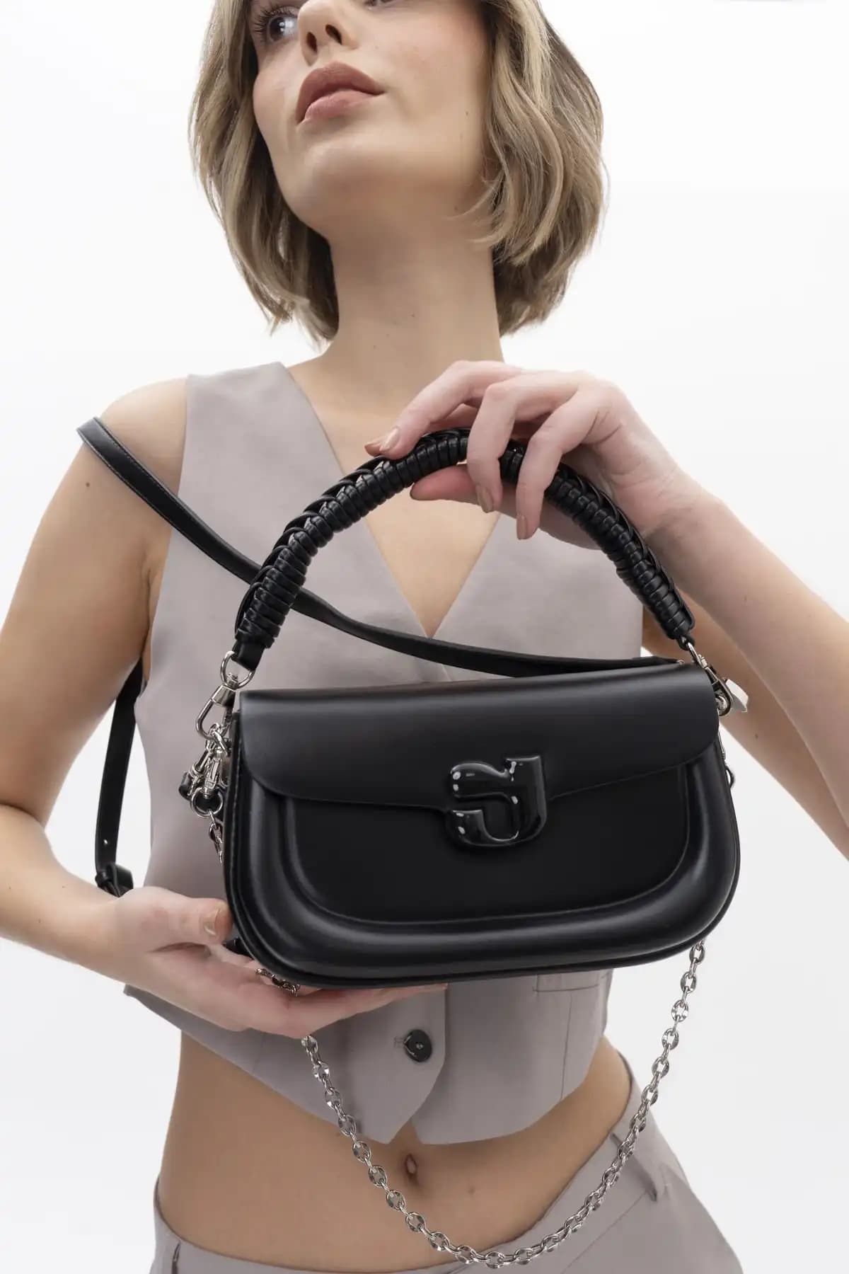 Küçük Boy Çantalar: Şıklık ve İşlevselliğin Modern Moda Trendlerindeki Yeri