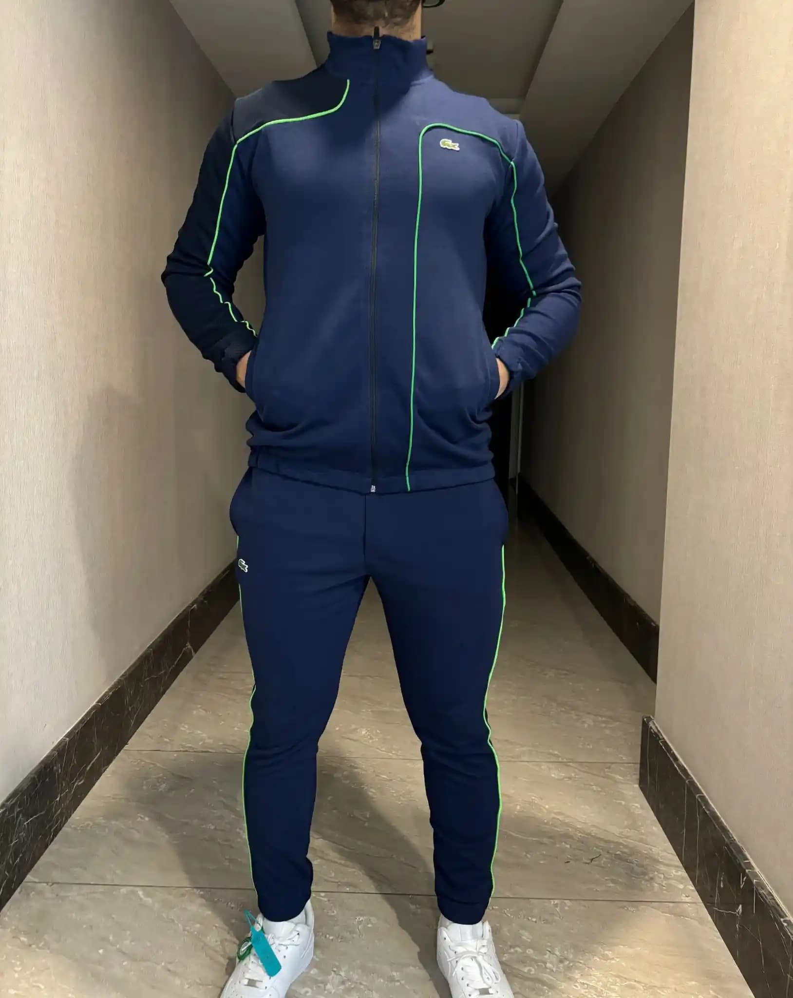 Lacoste Erkek Takımlar: Şıklık ve Konforu Bir Arada Sunan Modern Giyim Seçenekleri