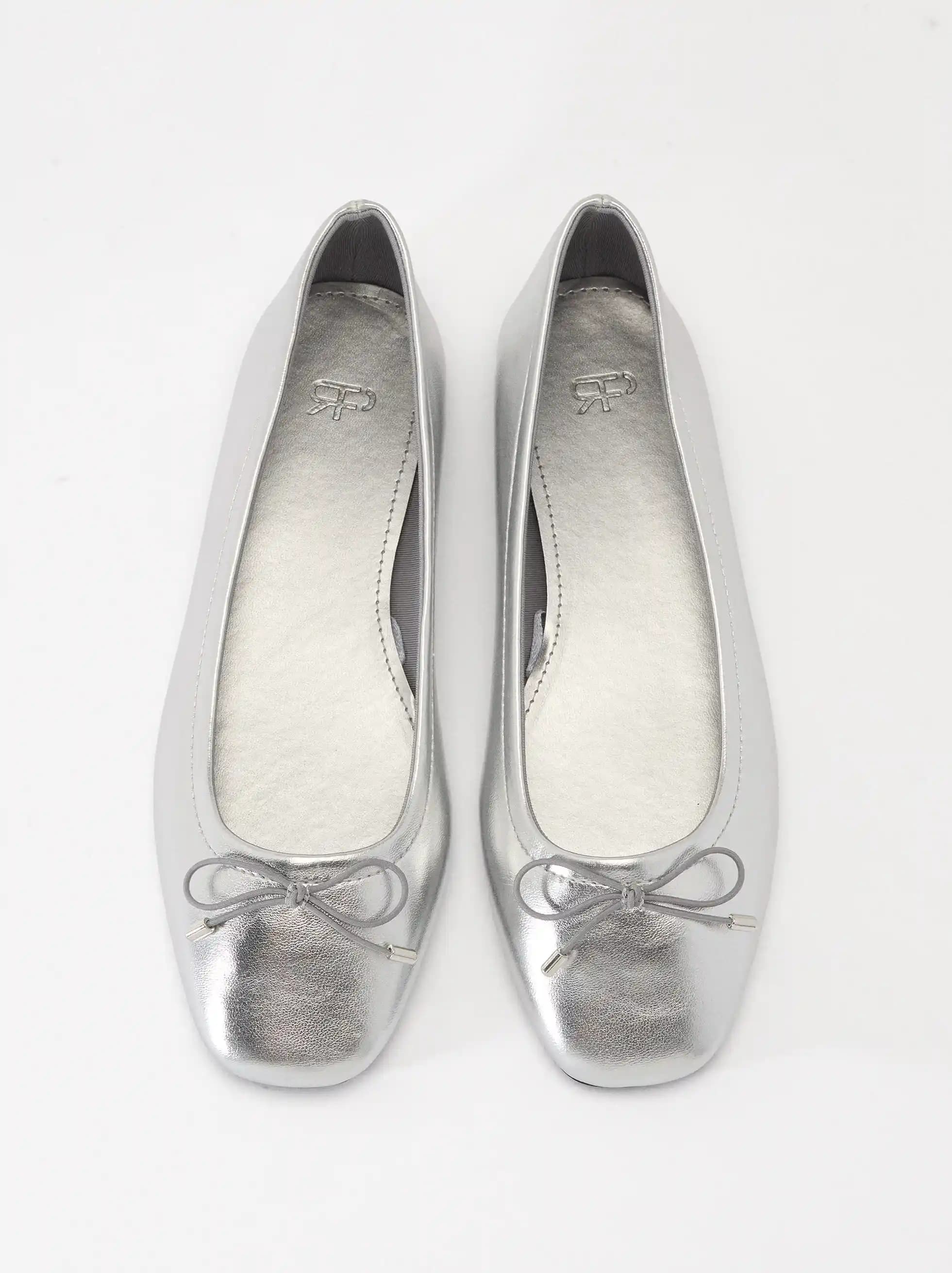 Metalik Babetler: Modern ve Şık Ayakkabı Seçenekleri ve Stil İpuçları