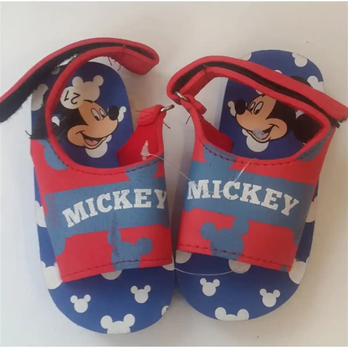 Mickey Mouse Temalı Sandaletler: Eğlence ve Şıklığın Modern Yaz Trendleri