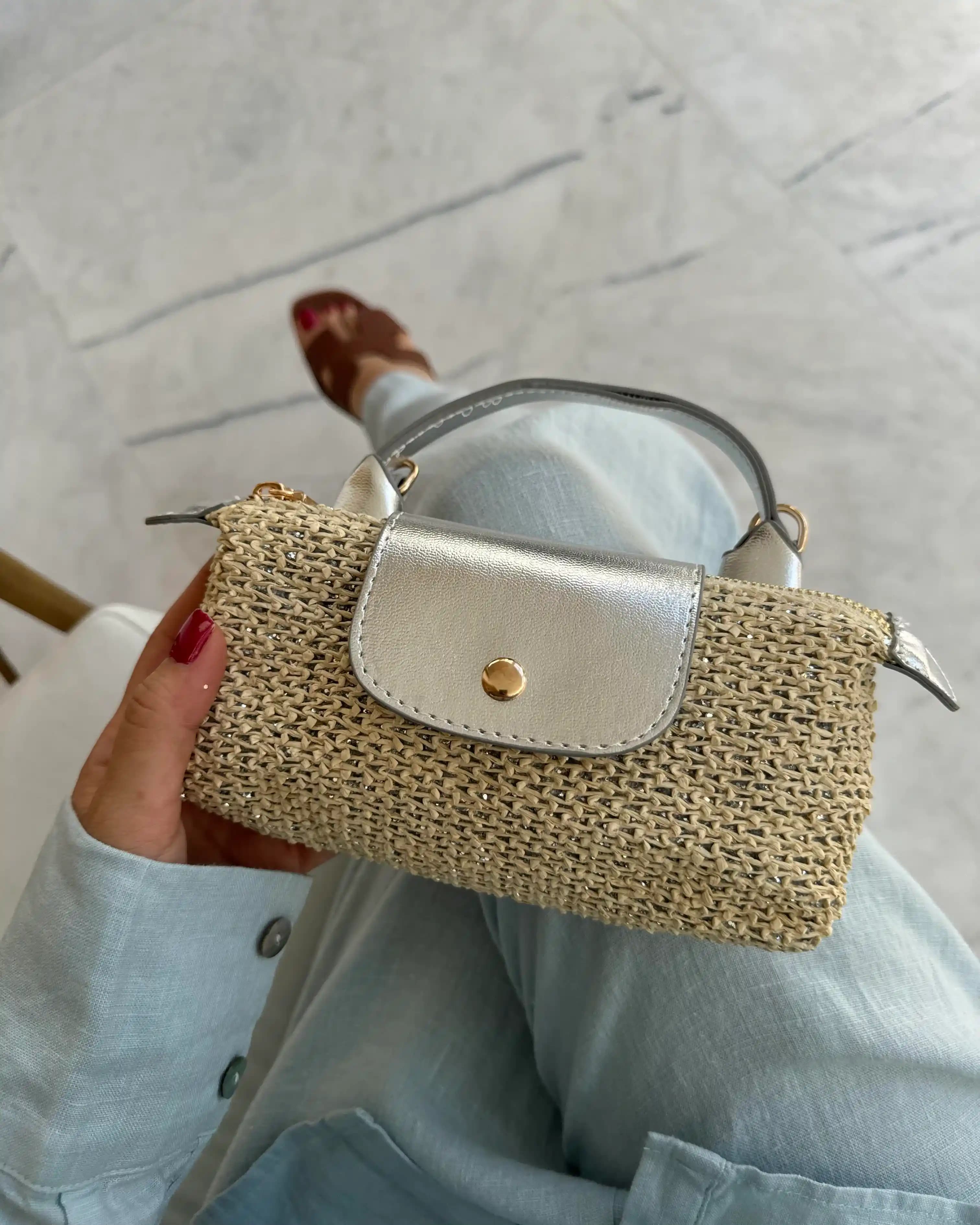 Mini Çanta Modası: Günümüz Giyim ve Aksesuar Trendlerinin Vazgeçilmez Parçası