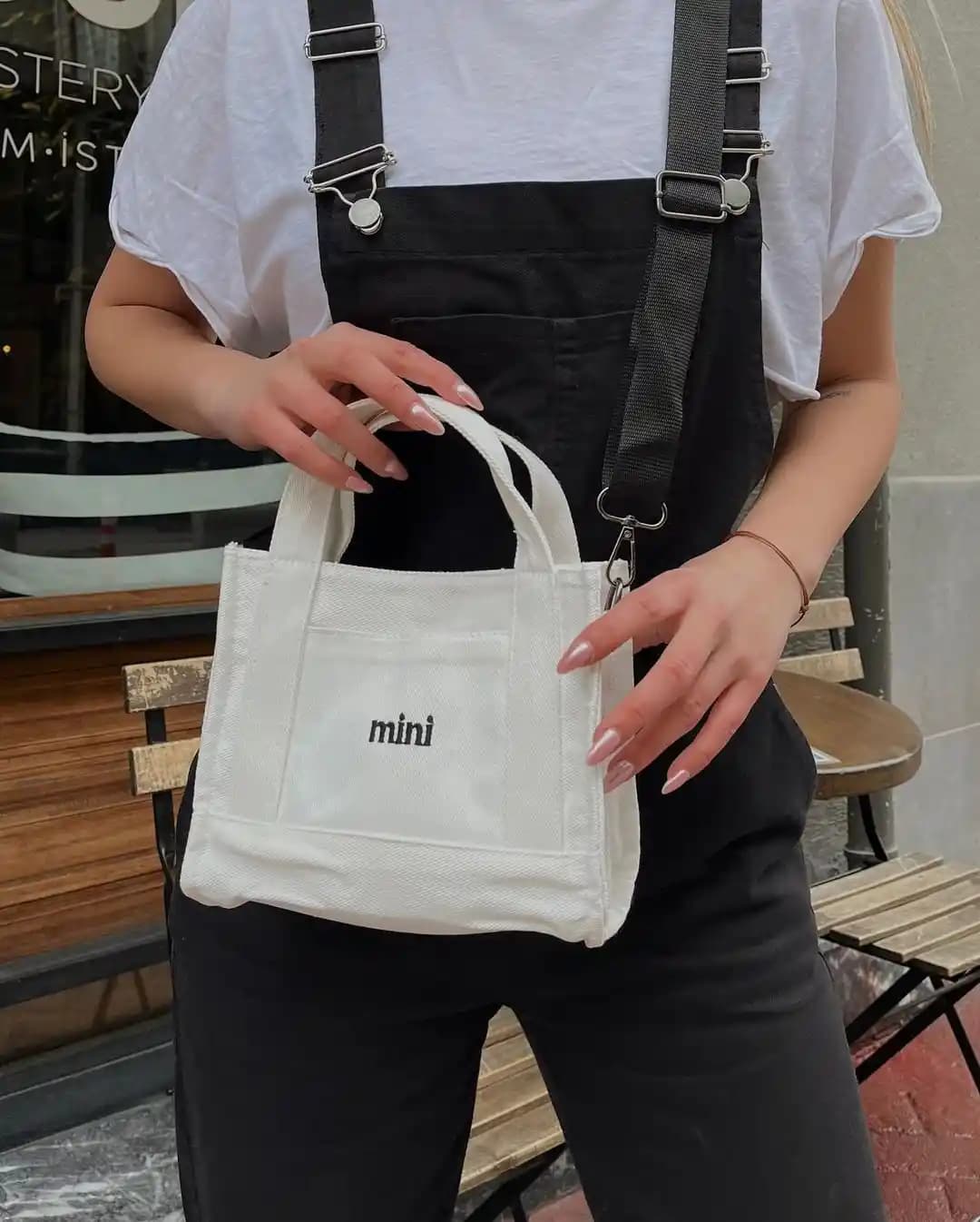Mini Tote Çantalar: Günümüz Modasında Şıklık ve Fonksiyonellik Bir Arada