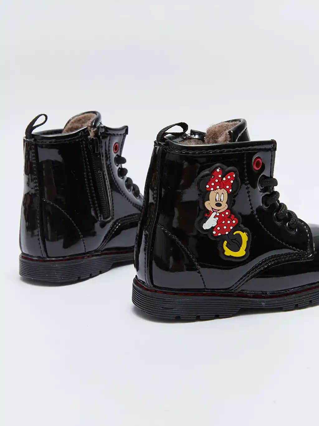 Minnie Mouse’un Moda Dünyasındaki Yeri ve Giyim Aksesuarlarındaki Etkisi